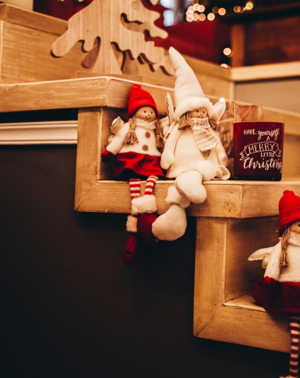 Kerstdecoratieve poppen op plank